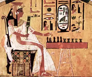 I pyramiderna i Egypten har man hittat målningar och reliefer som visar scener av människor som spelar olika spel.